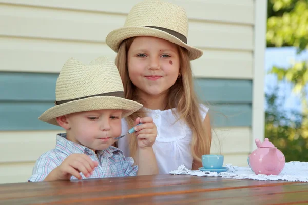 Children playing with children's dishes — Stock Photo, Image