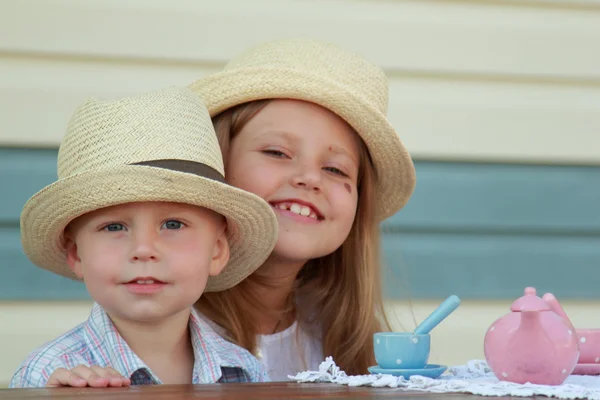 Bror och syster leker med leksaker — Stockfoto