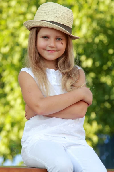 Liten flicka promenader på gården — Stockfoto