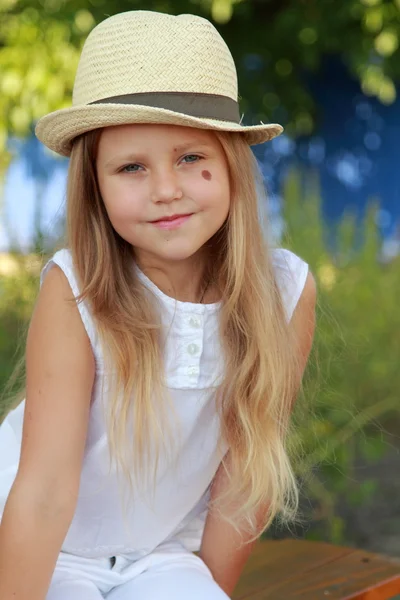 Little girl walks in the yard — Stock Photo, Image