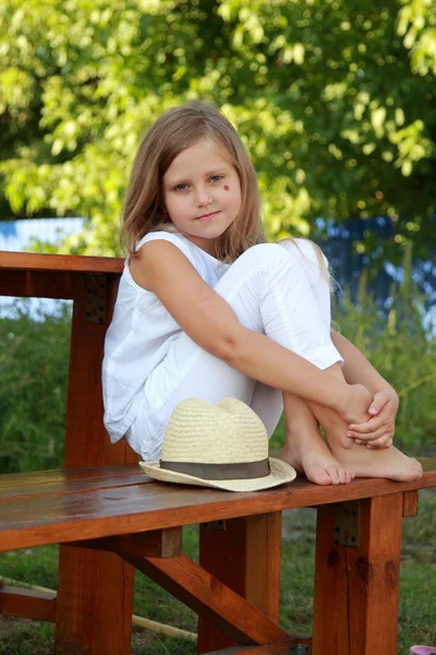 Kleines Mädchen im Sommer im Freien — Stockfoto