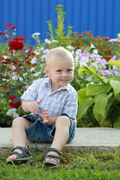 Liten pojke spela utomhus — Stockfoto