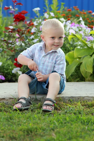 Kleiner Junge spielt im Freien — Stockfoto