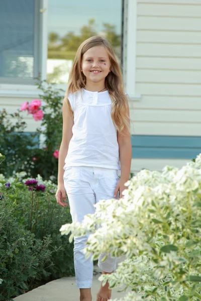 Roztomilá blonďatá holčička venku — Stock fotografie