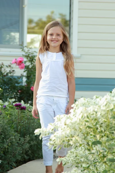 Carino bambina bionda all'aperto — Foto Stock