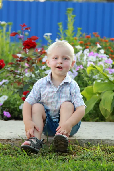Kleine jongen zittend op het spoor — Stockfoto