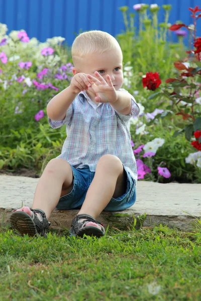 Söt liten pojke på gården — Stockfoto