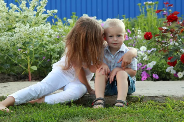 Kleiner Junge spielt mit seiner Schwester — Stockfoto