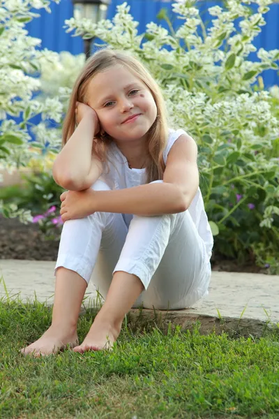 Entzückendes kleines Mädchen mit langen Haaren — Stockfoto