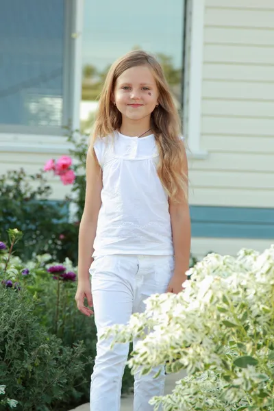 Menina bonito caminha no quintal — Fotografia de Stock