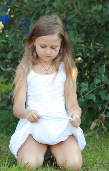 Apfelernte - kleines Mädchen im Apfelgarten — Stockfoto