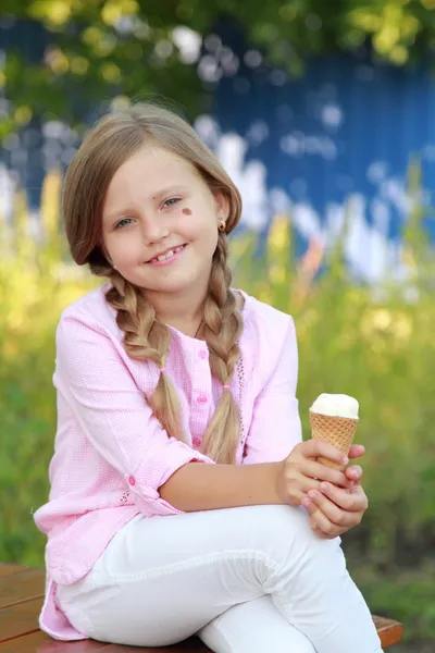 小さな女の子のアイスクリームを食べる — ストック写真