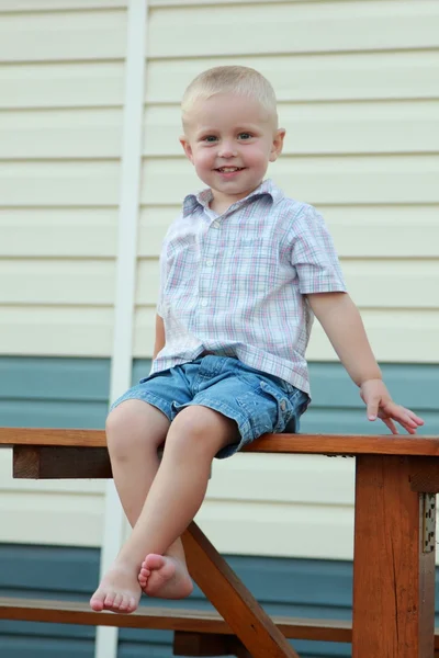 Mały chłopiec grał w stoczni — Zdjęcie stockowe