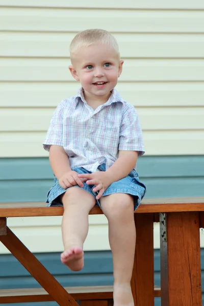 Маленький хлопчик грав у дворі — стокове фото
