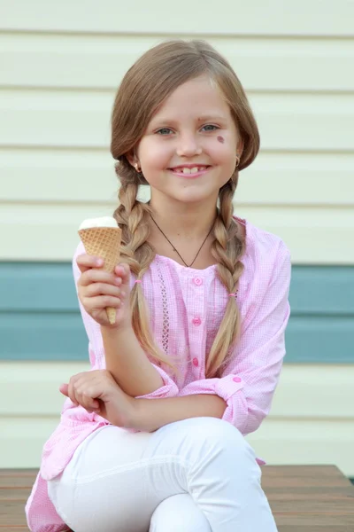 Klein meisje eet ijs — Stockfoto