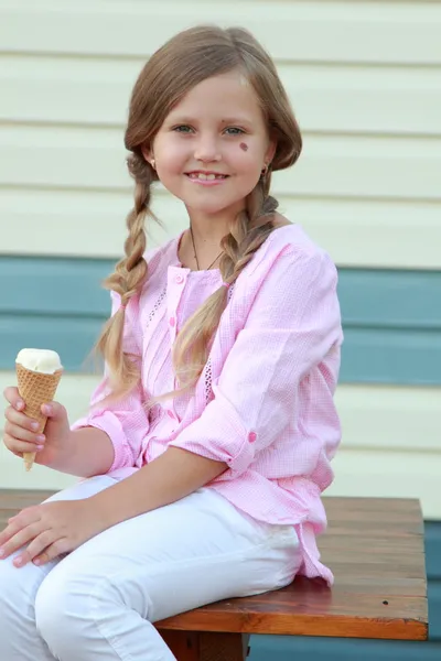 Little girl eats ice-cream — Stock Photo, Image