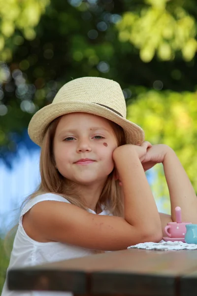 Klein meisje spelen met speelgoed — Stockfoto