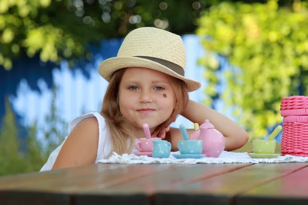 Klein meisje spelen met speelgoed — Stockfoto