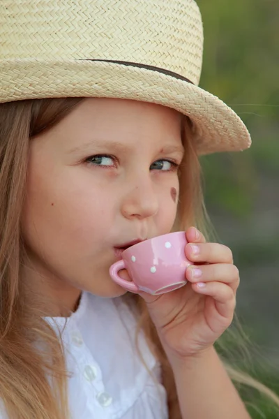 Bambina che gioca con i giocattoli — Foto Stock