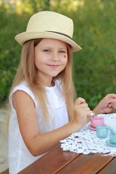 Yaz şapkalı küçük kız — Stok fotoğraf