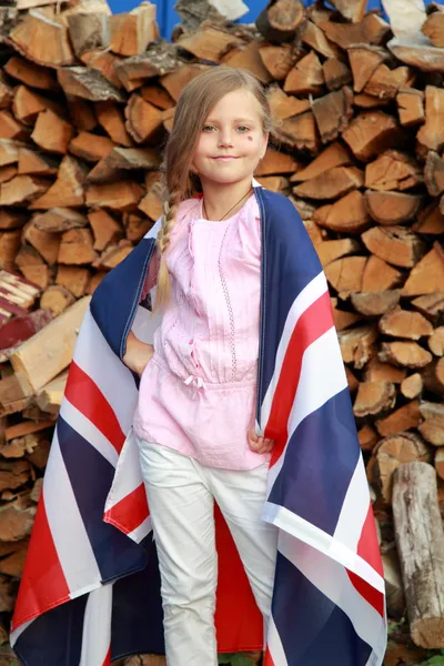 Menina segurando uma grande bandeira da Grã-Bretanha — Fotografia de Stock