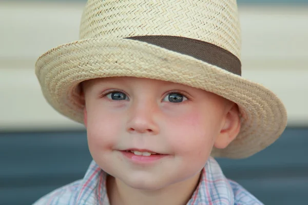 Kleine jongen in een zomer hoed — Stockfoto