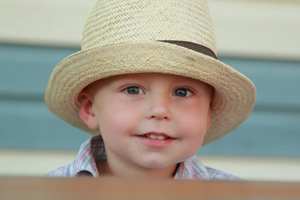 Niño en un sombrero de verano —  Fotos de Stock