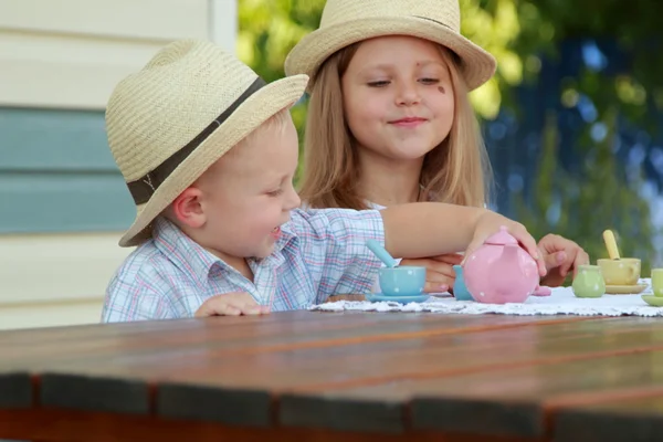 Petit frère et sœur jouant avec des jouets — Photo