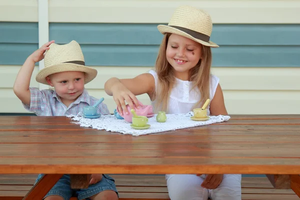 Hermano pequeño y hermana jugando con juguetes —  Fotos de Stock