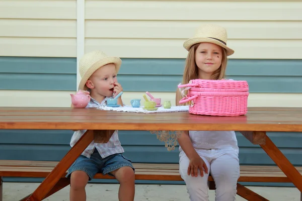 Hermano pequeño y hermana jugando con juguetes — Foto de Stock