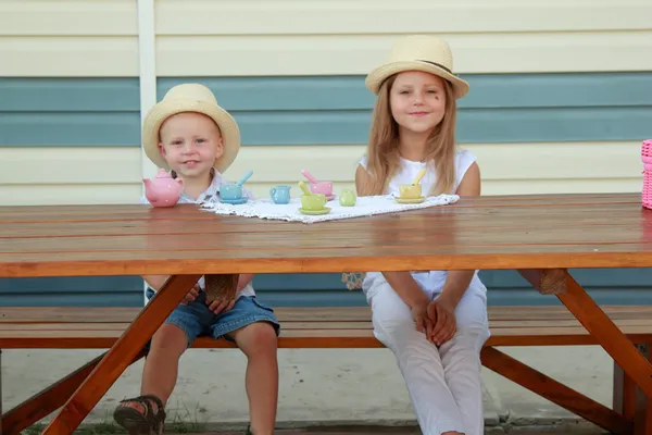 Petit frère et sœur jouant avec des jouets — Photo