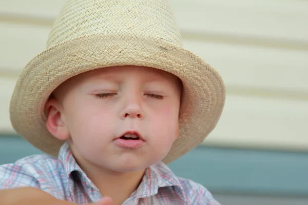 Kleine jongen in een zomer hoed — Stockfoto