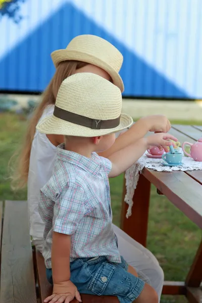 Broertje en zus spelen met speelgoed — Stockfoto