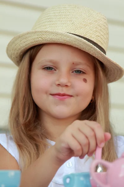 Cute girl in summer clothes — Stock Photo, Image