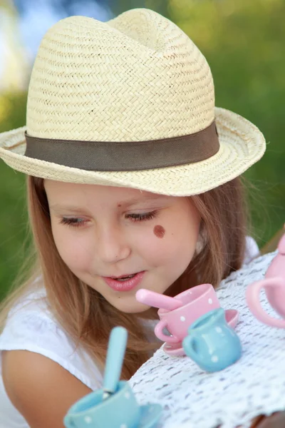 Mädchen im Hof an einem Sommertag — Stockfoto