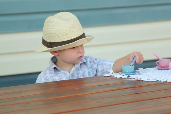 Liten pojke i en sommar hatt — Stockfoto