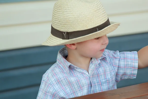 Kleine jongen in een zomer hoed — Stockfoto