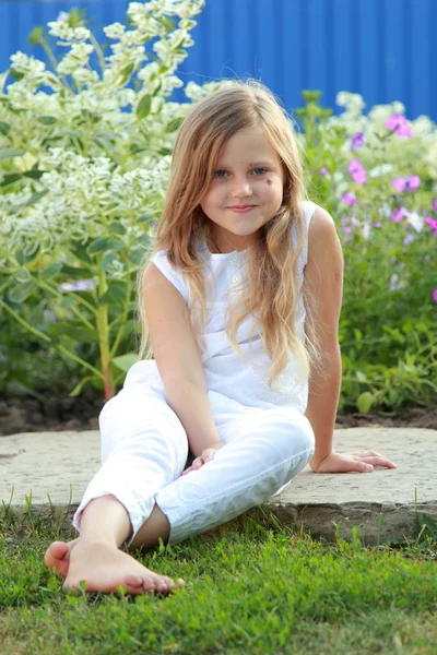 Yaz aylarında açık havada küçük kız — Stok fotoğraf