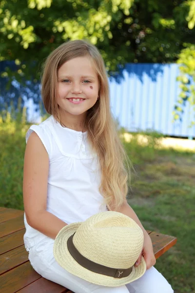 Little girl outdoors in the summer — Stock Photo, Image