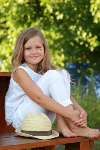Kleines Mädchen im Sommer im Freien — Stockfoto