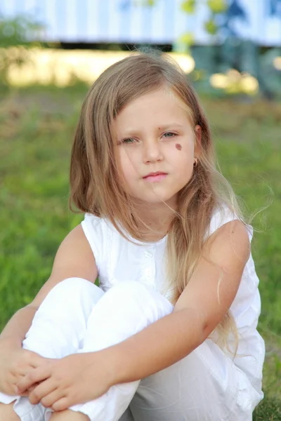 Petite fille en plein air en été — Photo