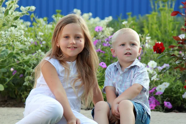 Chlapec hraje s jeho sestrou — Stock fotografie