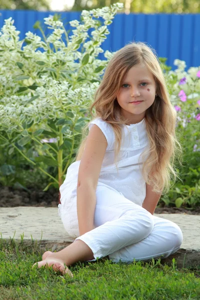 Klein meisje buiten in de zomer — Stockfoto