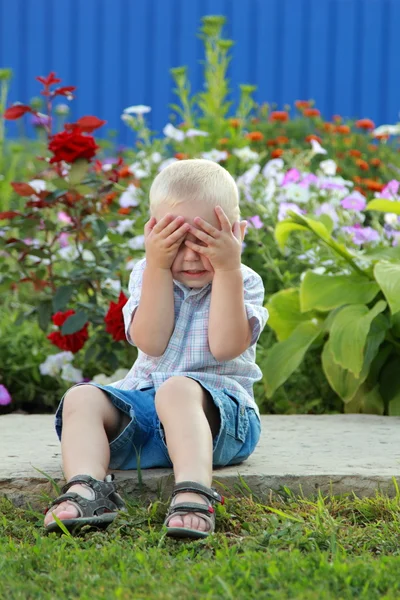 Kleiner blonder Junge spielt draußen — Stockfoto