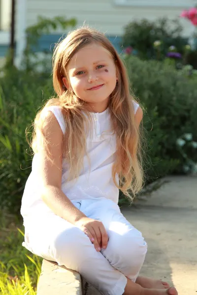 Little girl outdoors in the summer — Stock Photo, Image