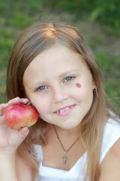 Niña en huerto de manzanas — Foto de Stock