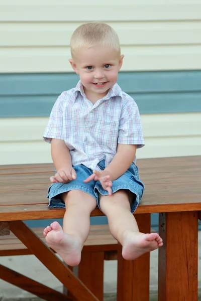 Kleine jongen speelde in de tuin — Stockfoto