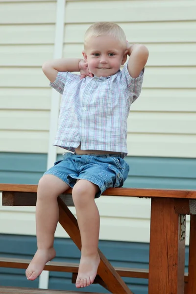 Liten pojke lekte på gården — Stockfoto