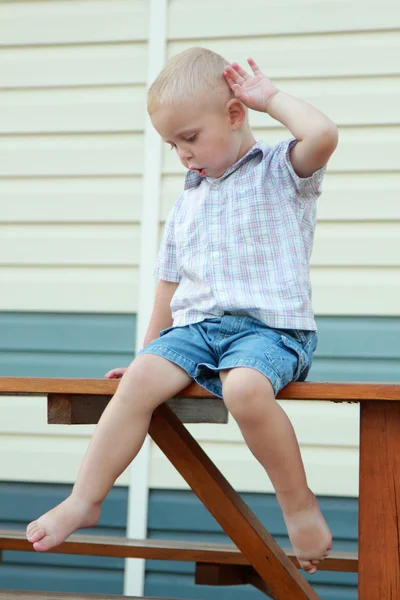 Kleine jongen speelde in de tuin — Stockfoto