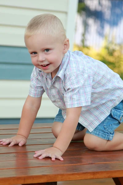 Liten pojke lekte på gården — Stockfoto
